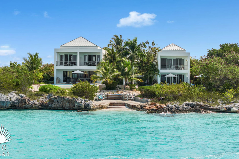 Direct water access with 2 kayaks and 2 paddleboards.