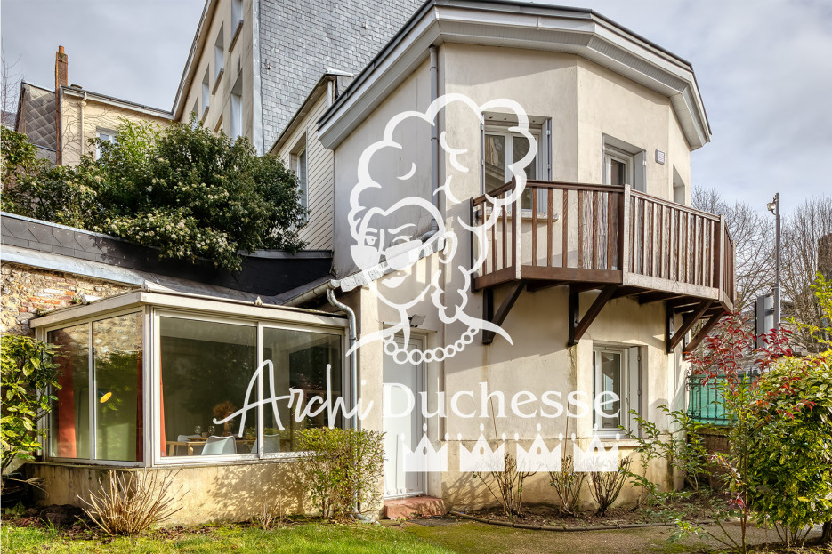 Maison de ville protégée par portail et gérée par l'ArchiDuchesse Conciergerie 