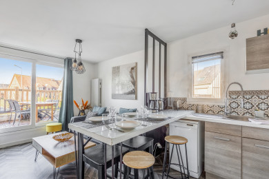 Coin repas et cuisine ouverte