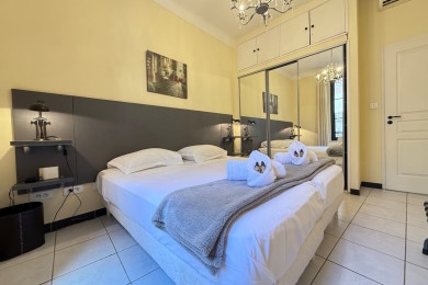 Cette suite nuptiale propose deux lits simples que l'on peut assembler en lit...