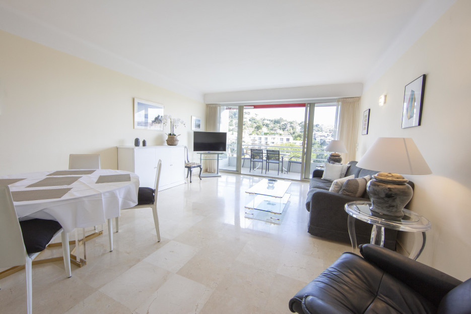 double bright air-conditioned living room equipped, sofa, tv, dining table, wifi