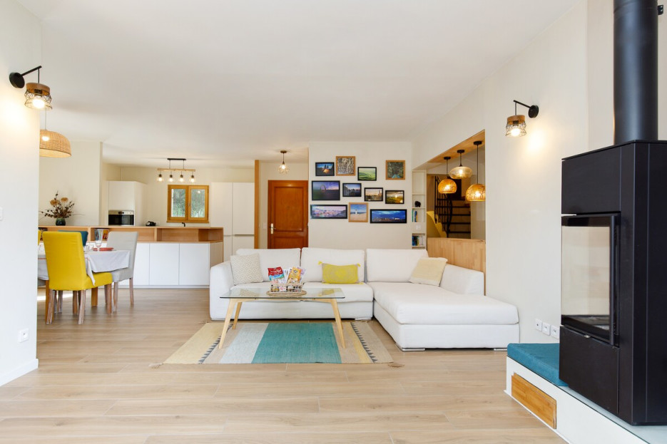 Le salon est meublé avec un canapé confortable, parfait pour se détendre, et...