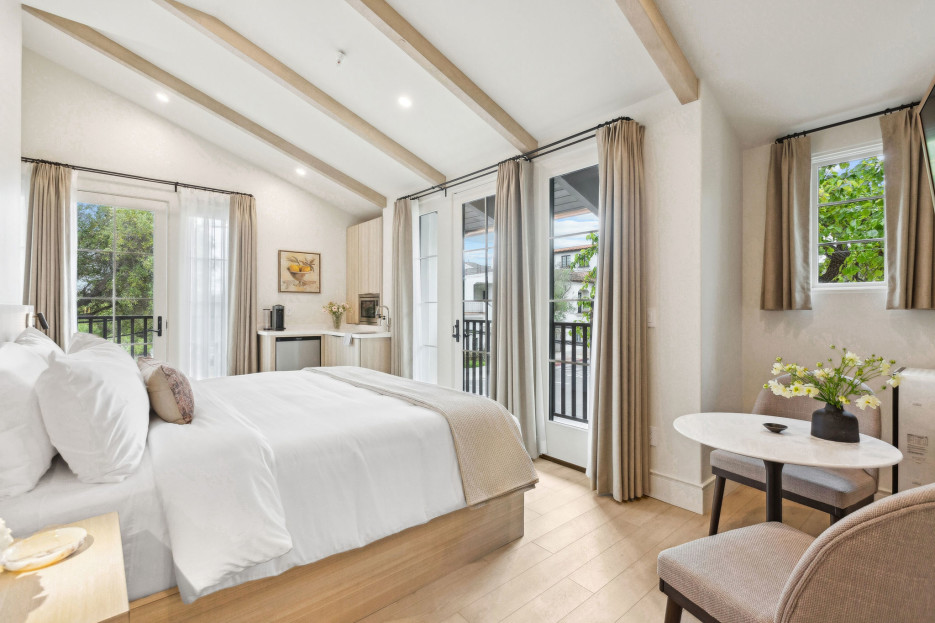 King-size bed, sleeps 2, seating area, and 65