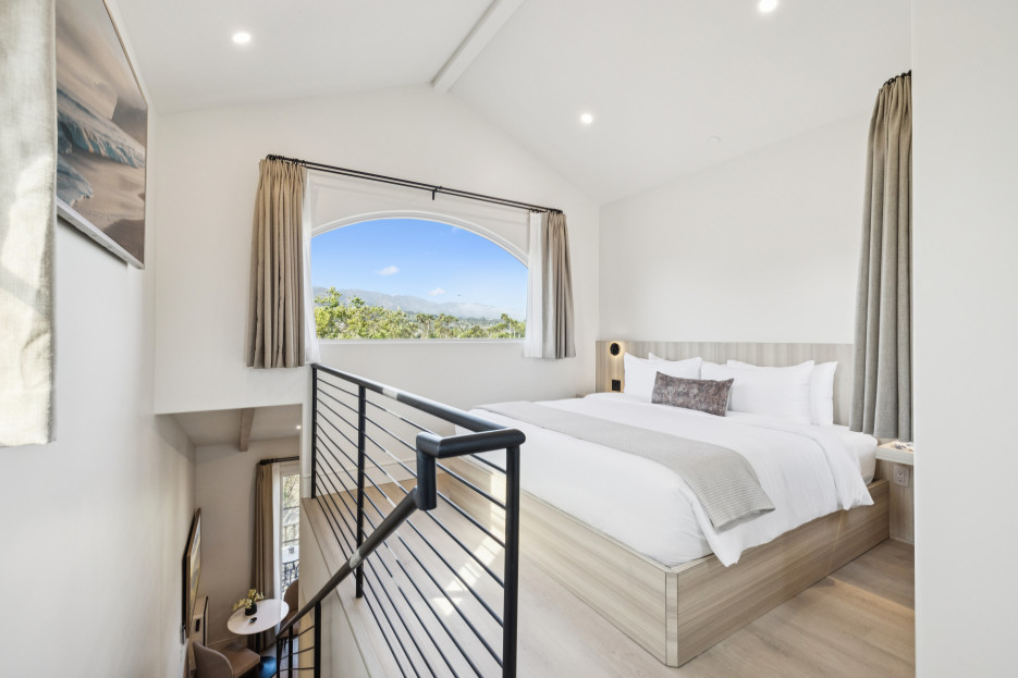 King-size bed, sleeps 2, and 55