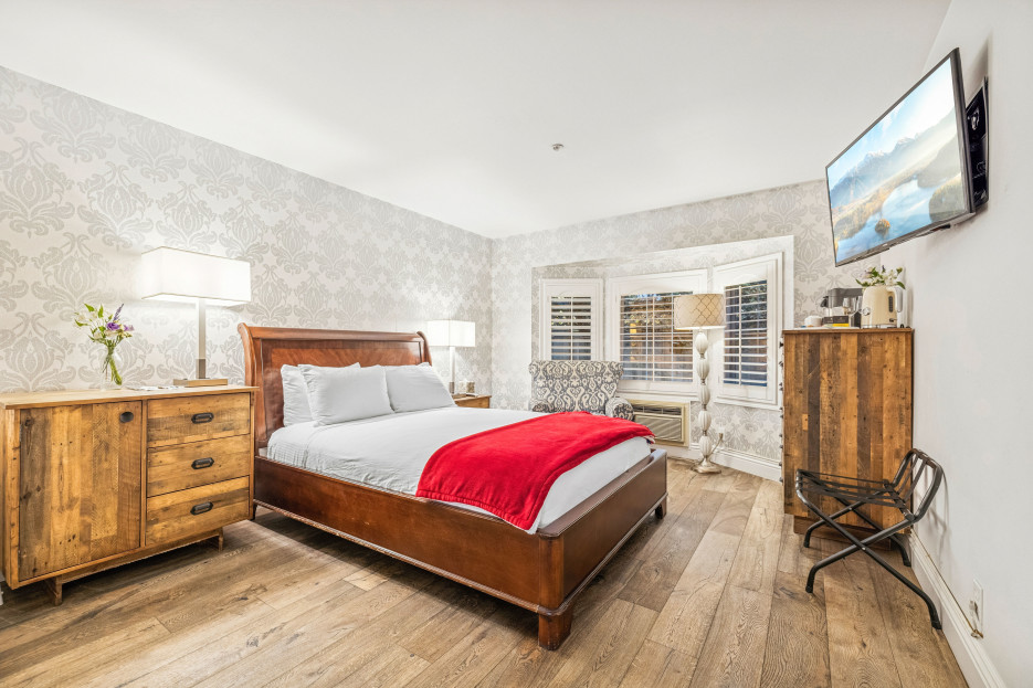 Queen-size bed, sleeps 2, DirecTV subscription