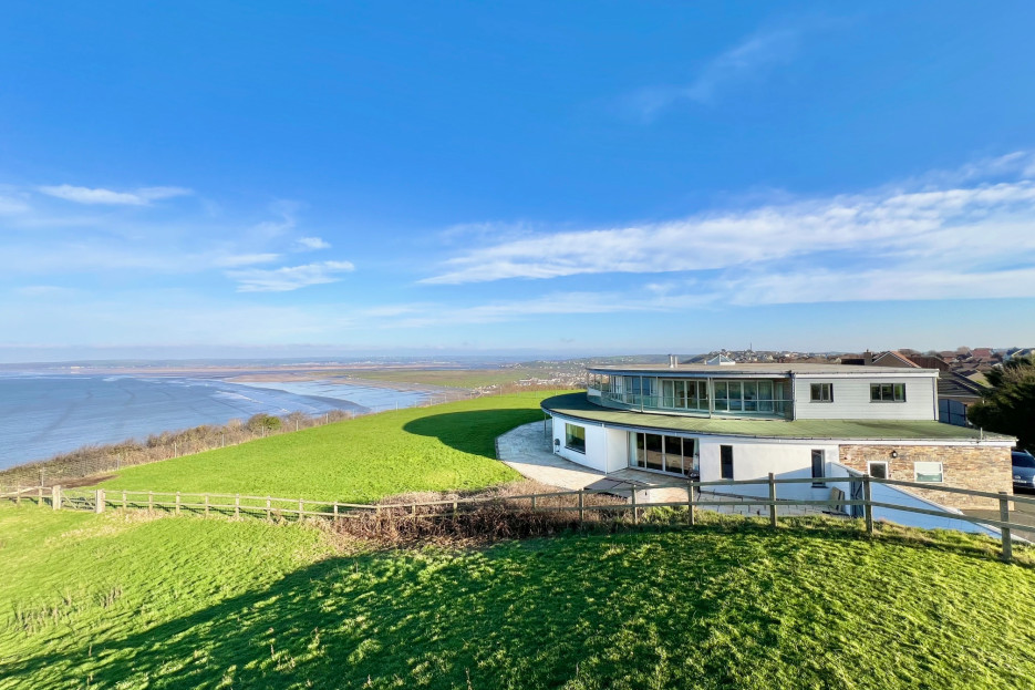Unique home with uninterupted panoramic sea views