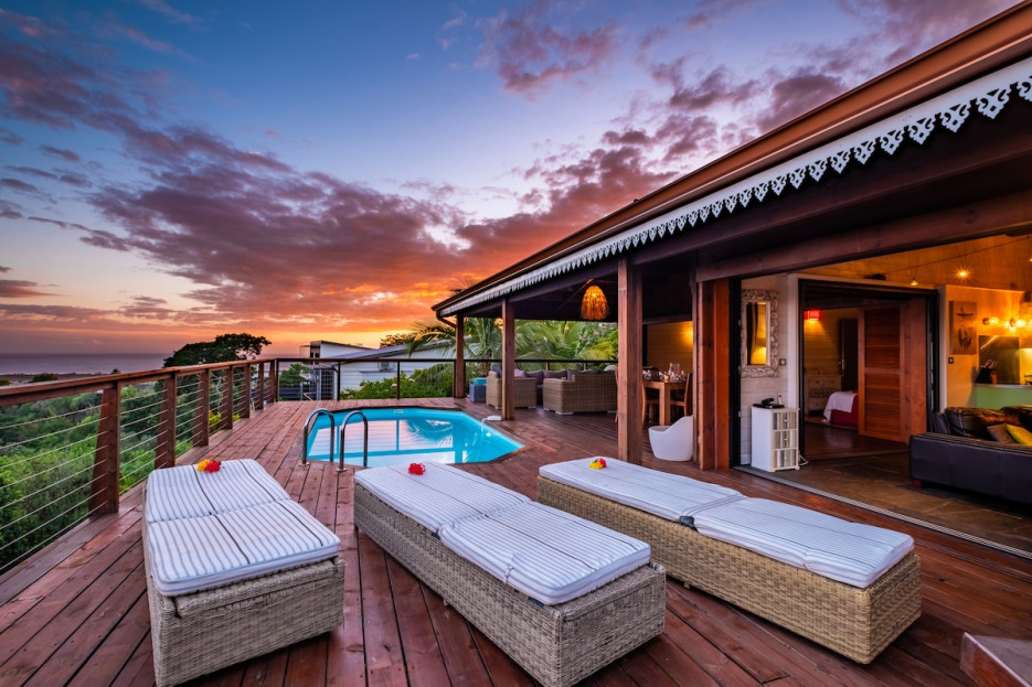 Varangue avec piscine vue mer et montagne 