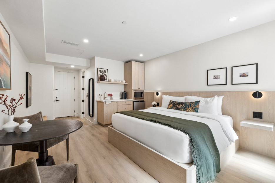 King-size bed, sleeps 2, seating area, and 65