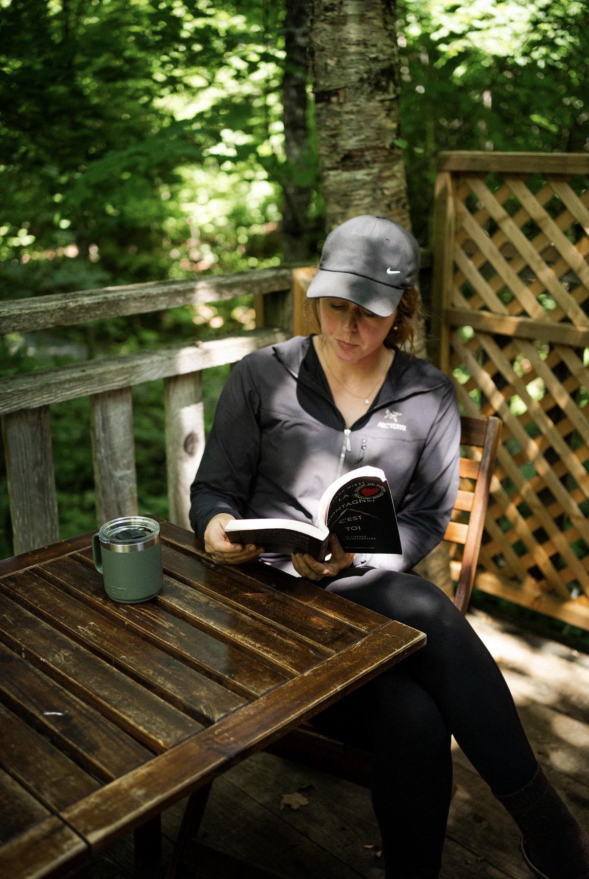 Lecture sur la terrasse d’un refuge aux Refuges Perchés