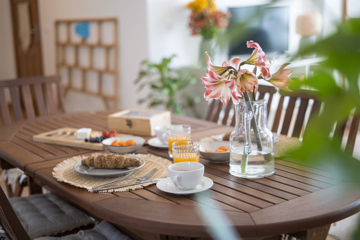 Breakfast table with flowers at Casa da Maresia