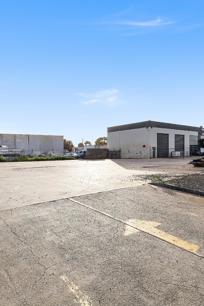 Rear/185 Fairbairn Road Sunshine West VIC 3020