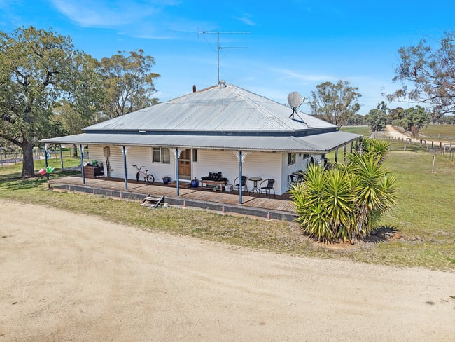 94 Halls Lane Bukkulla NSW 2360