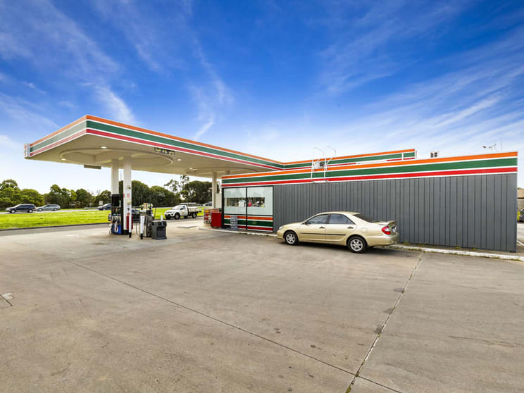 Click to view all images 1015 South Gippsland Highway Cranbourne North VIC 3977 - Image 3