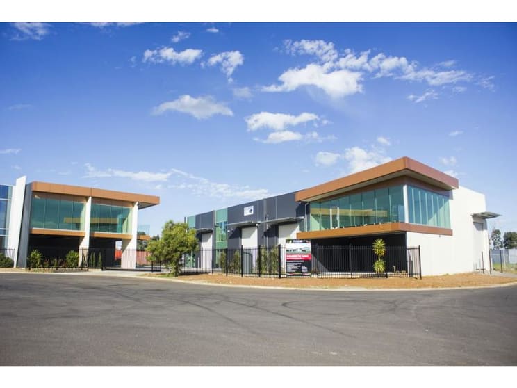 Click to view all images 4/13 Glenville Drive Melton VIC 3337 - Image 1