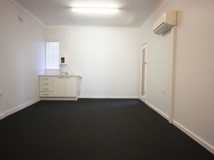 Click to view all images Level 1, 4/106 John Street Singleton NSW 2330 - Image 2