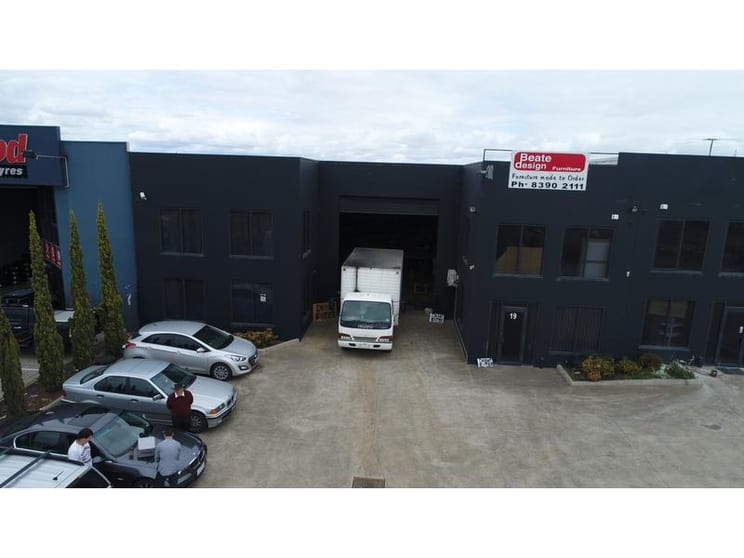 Click to view all images 19 Westwood Drive Ravenhall VIC 3023 - Image 3