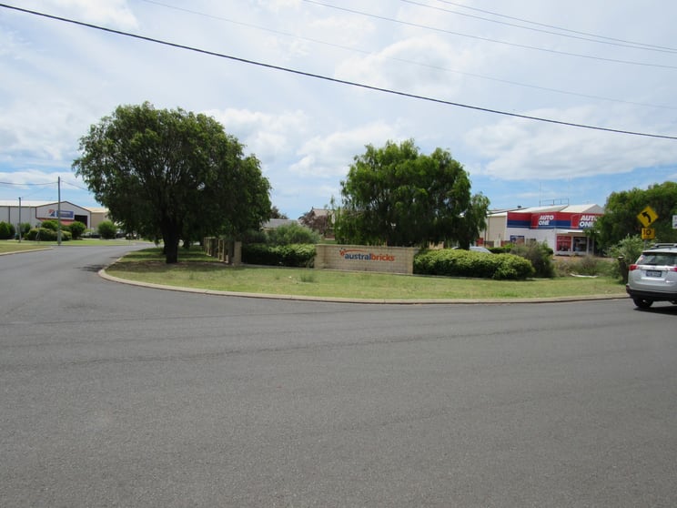 Click to view all images 75 Cook Street Busselton WA 6280 - Image 3