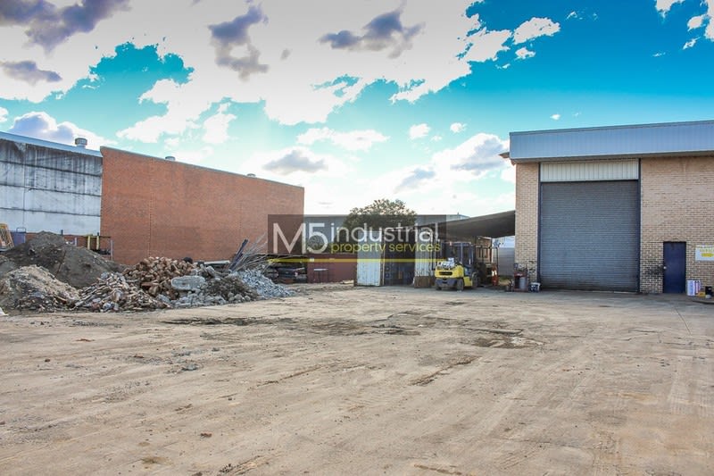 Click to view all images 3/6 Pat Devlin Close Chipping Norton NSW 2170 - Image 2