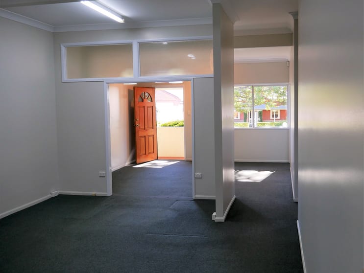 Click to view all images 2/118 Herries Street East Toowoomba QLD 4350 - Image 2