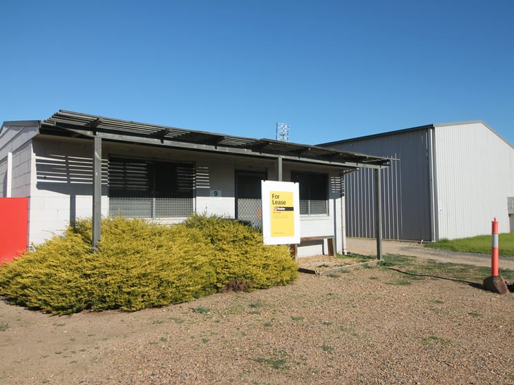 Click to view all images 9B Radford Place Bairnsdale VIC 3875 - Image 2