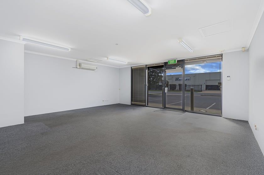 Click to view all images 1/10 Endeavour Drive Port Adelaide SA 5015 - Image 2