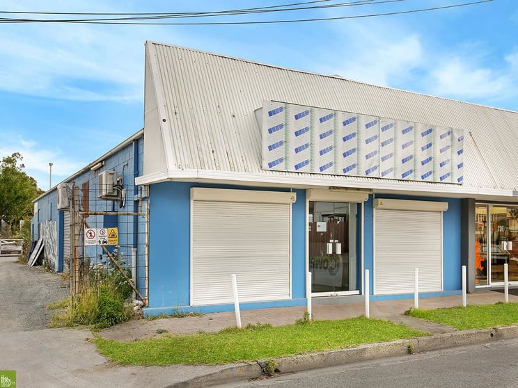 Click to view all images 2 Fourth Ave Unanderra NSW 2526 - Image 1