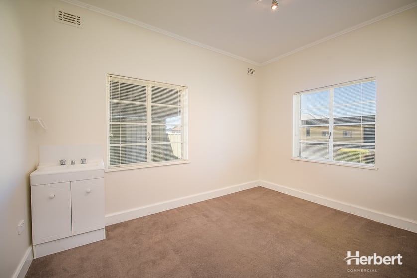 Click to view all images 4 DAVISON STREET Mount Gambier SA 5290 - Image 3