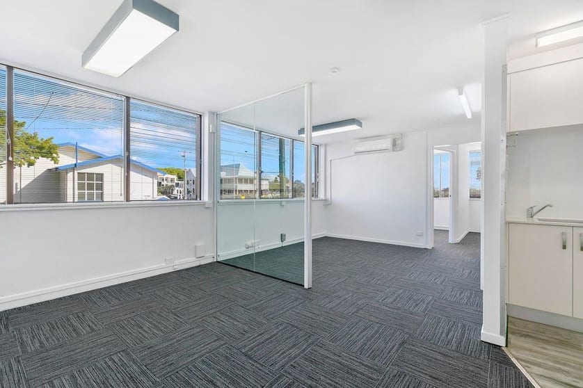 Click to view all images Suite J/184 Bay Terrace Wynnum QLD 4178 - Image 3
