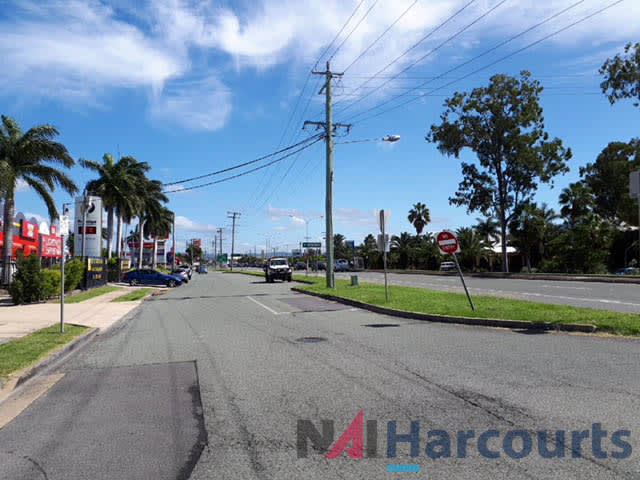 Click to view all images 2/130 Brisbane Road Labrador QLD 4215 - Image 3