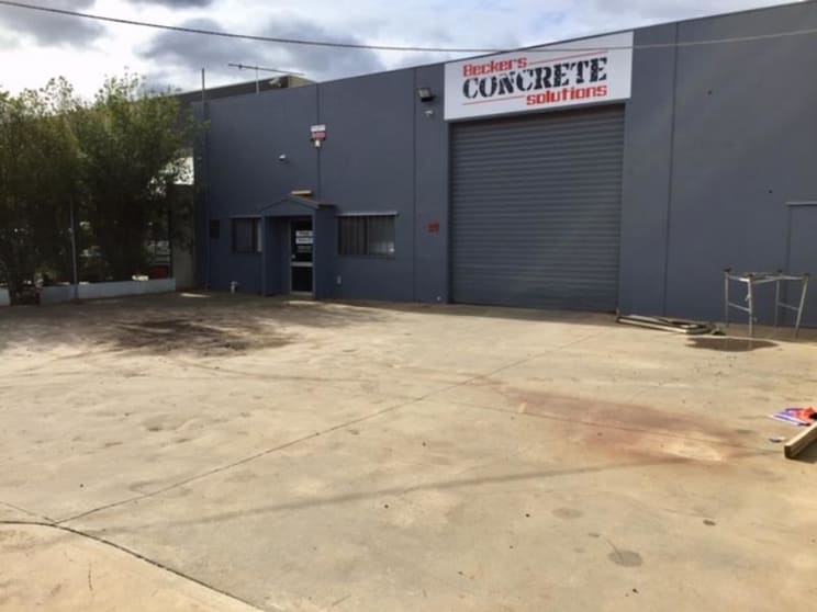 Click to view all images 27 Lock Avenue Werribee VIC 3030 - Image 2