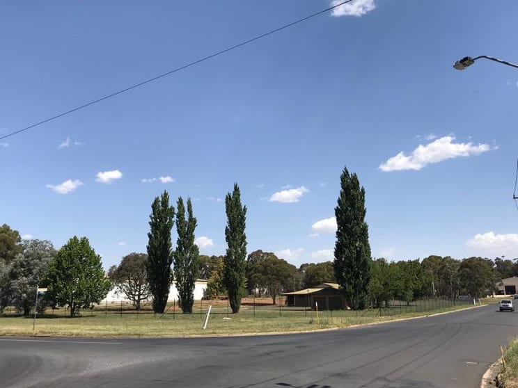 Click to view all images 1 Leewood Drive Orange NSW 2800 - Image 2