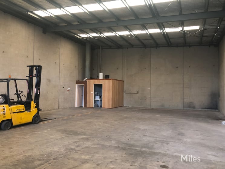 Click to view all images 35 Nevin Drive Thomastown VIC 3074 - Image 3