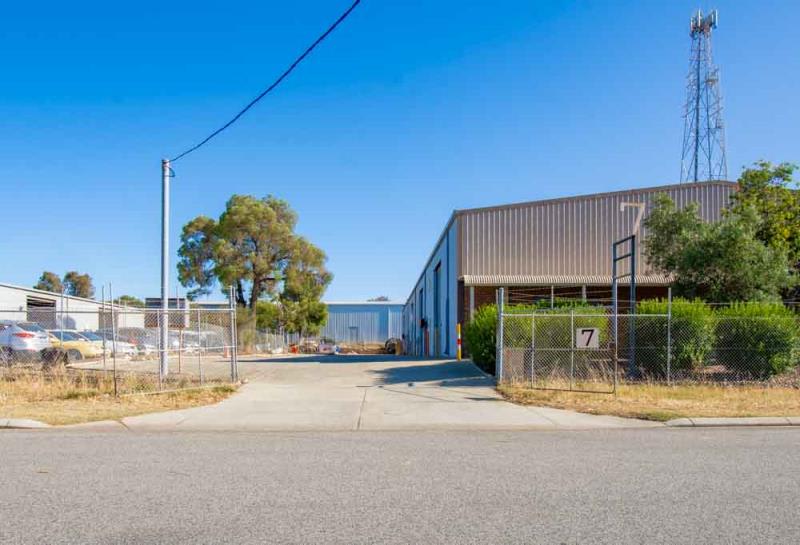 Click to view all images 1/7 Hoskins Road Landsdale WA 6065 - Image 2
