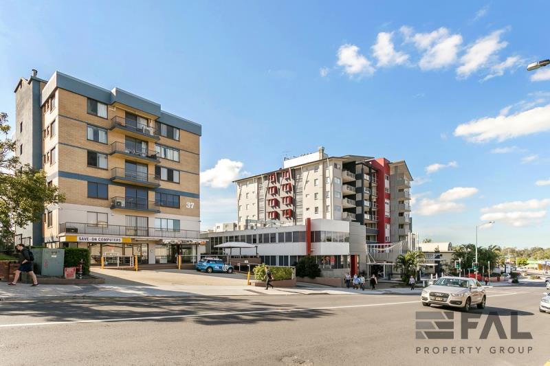 Click to view all images Unit 3/37 Station Road Indooroopilly QLD 4068 - Image 2
