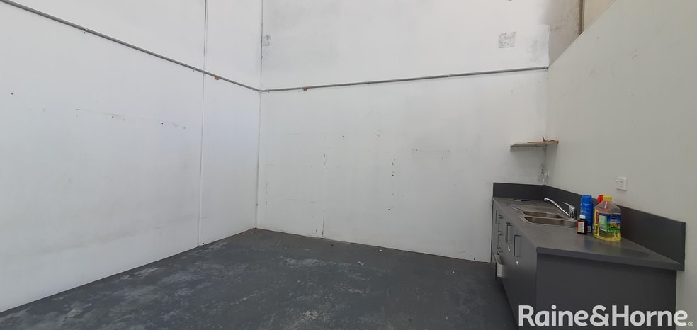 Click to view all images 2/39 Eucumbene Drive Ravenhall VIC 3023 - Image 2