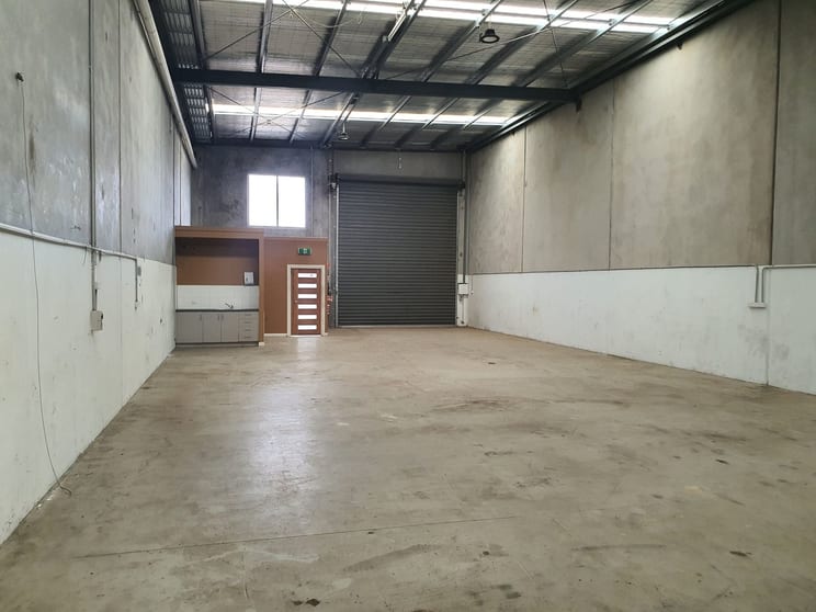 Click to view all images 2/11 Loop Road Werribee VIC 3030 - Image 2