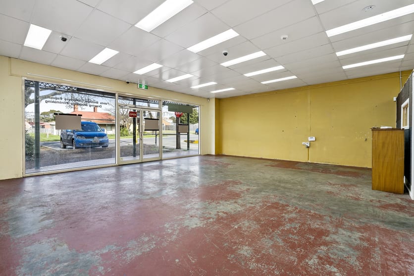 Click to view all images 43 Anslow Street Woodend VIC 3442 - Image 3