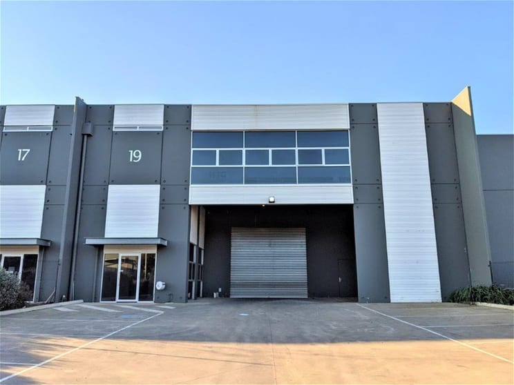 Click to view all images 19 Paraweena Drive Truganina VIC 3029 - Image 2