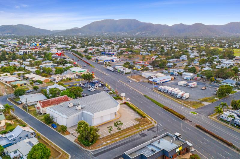 Click to view all images Huge Amount of Space/17-19 Queen Elizabeth Drive Berserker QLD 4701 - Image 1