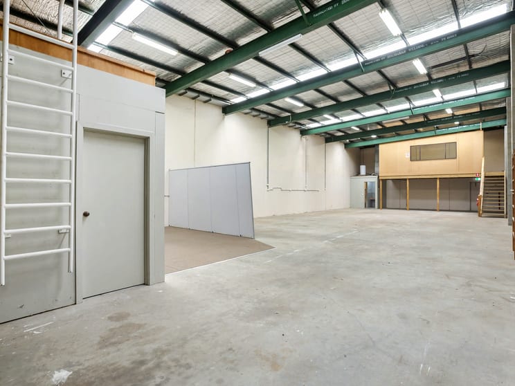Click to view all images 2/92 Watt Road Mornington VIC 3931 - Image 3