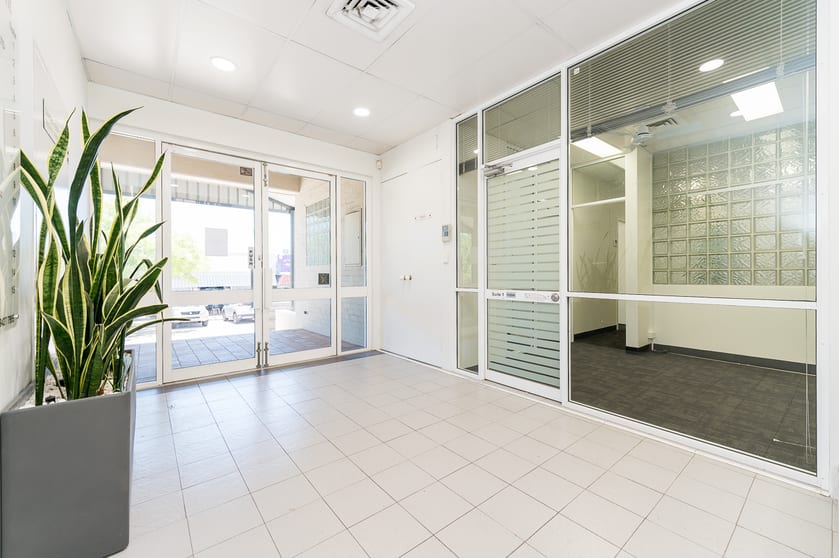 Click to view all images 1/20 Kearns Crescent Ardross WA 6153 - Image 3