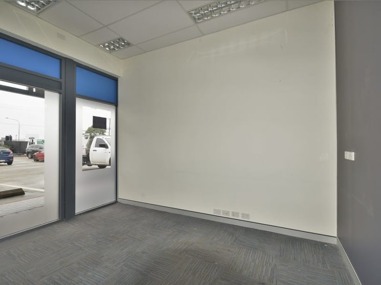 Click to view all images Shop 5/131 Anzac Avenue Newtown QLD 4350 - Image 3