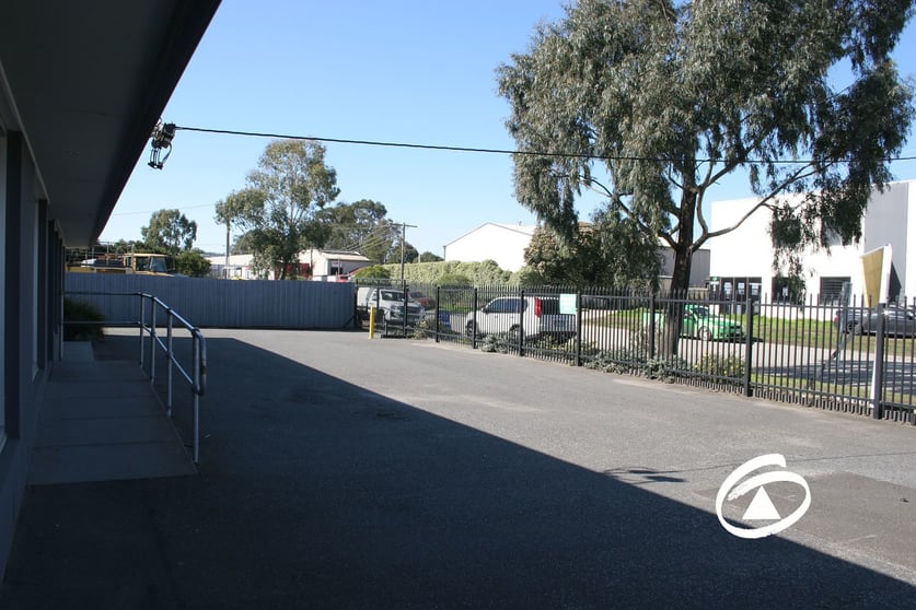 Click to view all images 5 Doherty Street Pakenham VIC 3810 - Image 3