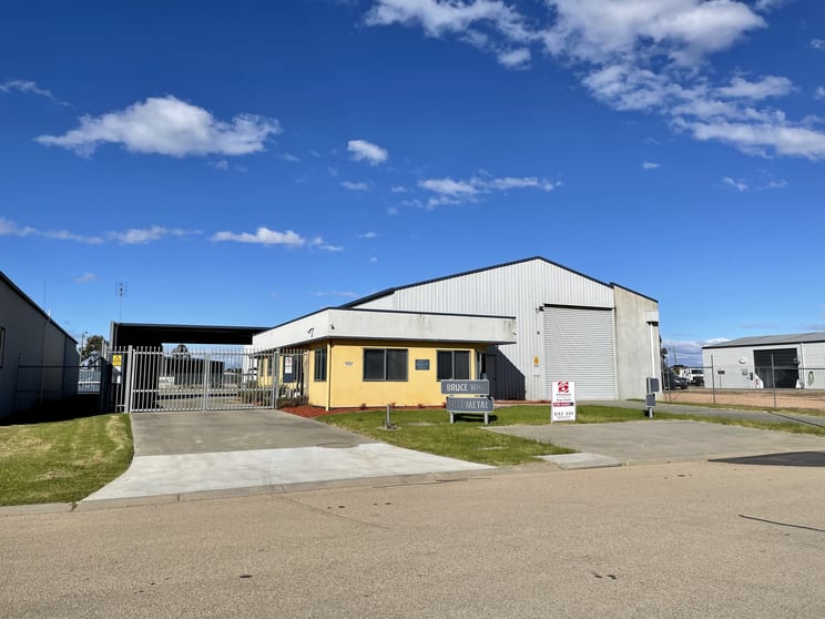 Click to view all images 11 Radford Place Bairnsdale VIC 3875 - Image 2