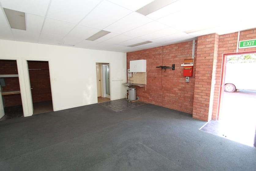 Click to view all images 4/10 Collins Road Melton VIC 3337 - Image 2