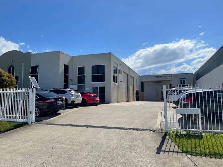 Click to view all images 2/15 Hutchinson Street Burleigh Heads QLD 4220 - Image 2