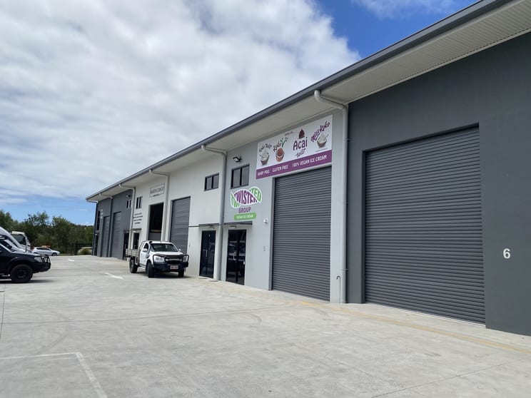 Click to view all images 5/2 Lomandra Place Coolum Beach QLD 4573 - Image 1