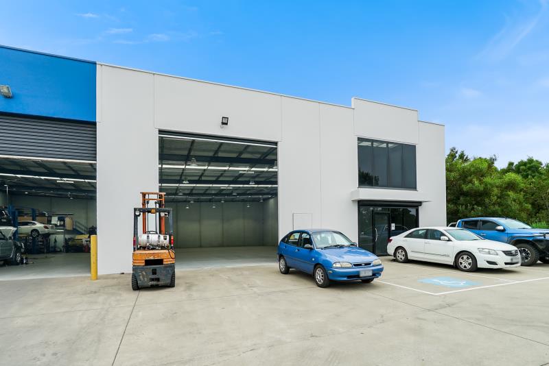 Click to view all images 18 Bate Close Pakenham VIC 3810 - Image 2