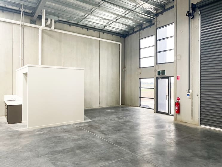 Click to view all images 11 Flatland Close Pakenham VIC 3810 - Image 3