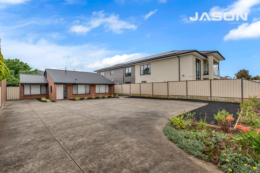 Click to view all images 84 Carrick Drive Gladstone Park VIC 3043 - Image 1